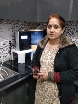 women operating the advanced Chanson Quality Water Purifier in his home
