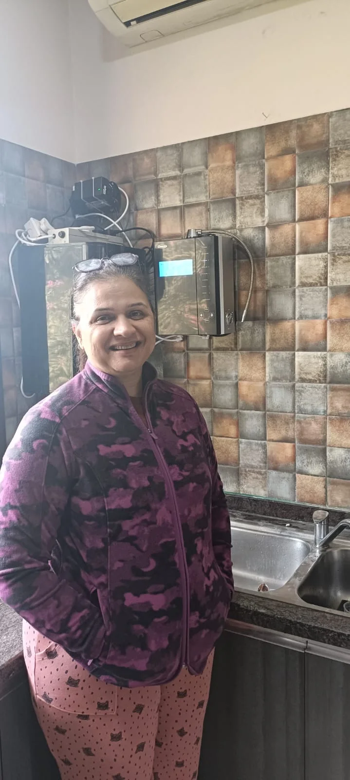 Hydrated women thanks to the Chanson Quality Water Purifier